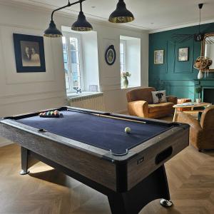 a living room with a pool table in it at GÎTE L'anglais, appartement privé en Duplex avec accès Jacuzzi à 10min des plages in Lanhouarneau