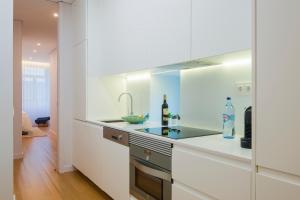 a kitchen with a refrigerator, sink, and dishwasher at Domum in Porto