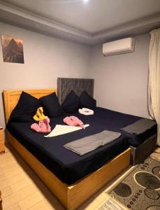 Postel nebo postele na pokoji v ubytování Pyramids Family Inn