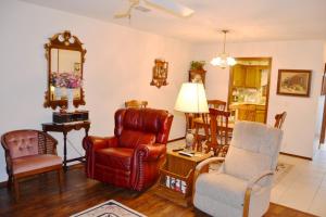 un soggiorno con sedie e specchio di 23 Tomisa Lane a Hot Springs Village