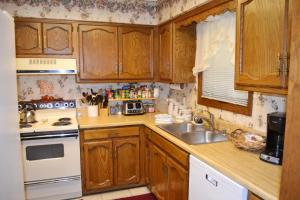 una cucina con mobili in legno e un lavello di 23 Tomisa Lane a Hot Springs Village