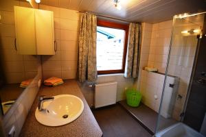 A kitchen or kitchenette at Ferienwohnung Bernsteiner