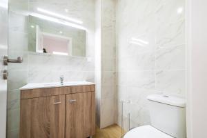 Koupelna v ubytování GrowIN Stay Mercado + 25 fotografií