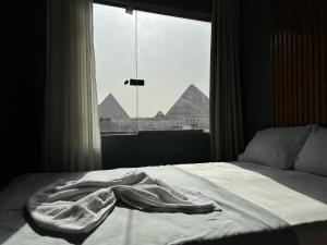 Postel nebo postele na pokoji v ubytování Pyramids Family Inn