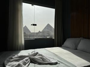 Postel nebo postele na pokoji v ubytování Pyramids Family Inn