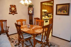 una sala da pranzo con tavolo e sedie in legno di 23 Tomisa Lane a Hot Springs Village