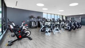 un gimnasio con una fila de bicicletas estáticas y máquinas de correr en Hollywood Walk of Fame I Pool View I Fitness Center I Free Parking!, en Los Ángeles