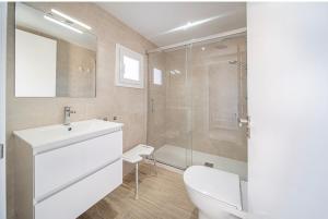 Ένα μπάνιο στο M A R I V E N T Suite with bathroom and terrace 50 m2
