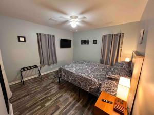 una camera da letto con un letto e un ventilatore a soffitto di Quality 4 Four. Pet Yes a Beaufort