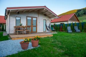 a small cabin with a table and chairs in a yard at domek Sybilla in Pieszyce +7 photos