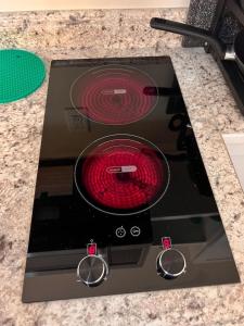 een kookplaat met een rode brander erop bij Lux Studio W Kitchenette Pet Yes in Beaufort