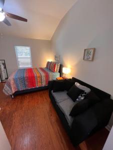 een woonkamer met een bank en een bed bij Lux Studio W Kitchenette Pet Yes in Beaufort +18 foto's