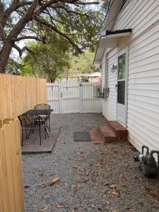 een terras met een tafel en een hek naast een huis bij Lux Studio W Kitchenette Pet Yes in Beaufort