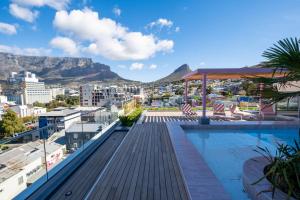 una vista della città dal tetto di un edificio di The Rose 704: Top Floor Modern Studio Apartment a Città del Capo