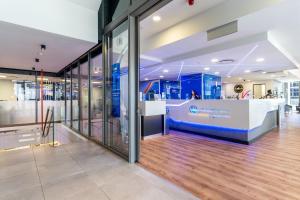 un atrio di un edificio con un bancone della reception di The Rose 704: Top Floor Modern Studio Apartment a Città del Capo Altre 32 foto
