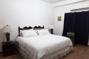 Postel nebo postele na pokoji v ubytování Spacious Room in prime Location