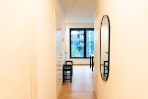 Un pasillo con espejo y un comedor. en Ella's Cozy place, en Liubliana 4 fotos más