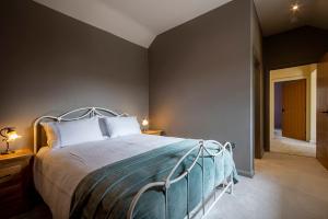 Ένα ή περισσότερα κρεβάτια σε δωμάτιο στο Cusgarne Manor self-catering - adults only +24 φωτογραφίες