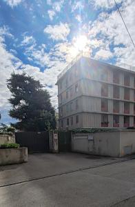 Το κτήριο όπου στεγάζεται  το διαμέρισμα