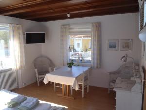 uma cozinha e sala de jantar com mesa e cadeiras em Oddevej 20 Skagen em Skagen