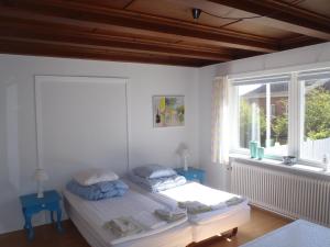 sypialnia z 2 łóżkami pojedynczymi i oknem w obiekcie Oddevej 20 Skagen w mieście Skagen