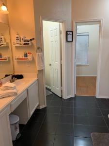 Ένα μπάνιο στο Home in the Heart of the Dfw Entertainment District