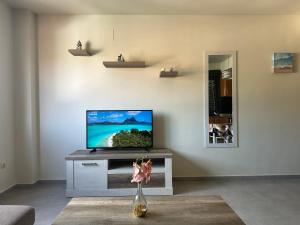 TV a/nebo společenská místnost v ubytování Apartamento Mady playa morro de gos