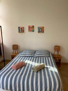 1 cama azul y blanca con 2 almohadas en Studio Soulac centre et plage, en Soulac-sur-Mer