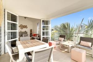 Delfins Beach Resort Bonaire, Tapestry Collection by Hilton的阳台或露台