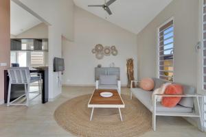 Delfins Beach Resort Bonaire, Tapestry Collection by Hilton的休息区