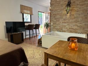 TV/trung tâm giải trí tại Romántico estudio rodeado de naturaleza con jacuzzi gigante +4 ảnh
