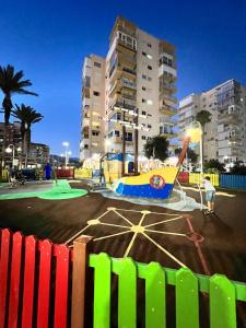Ο χώρος παιχνιδιού για παιδιά στο Beautiful Beach Apartment