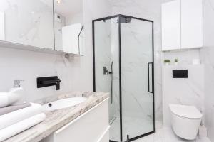 Koupelna v ubytování AVRA Residence III Stare Miasto + 15 fotografií