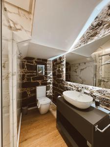 ein Badezimmer mit Waschbecken und Toilette in der Unterkunft Ribeira Sacra a Orilla Rio Miño Casas do Pincelo in Pincelo + 67 Fotos