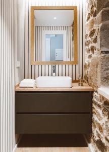 ein Badezimmer mit Waschbecken und Spiegel in der Unterkunft Ribeira Sacra a Orilla Rio Miño Casas do Pincelo in Pincelo