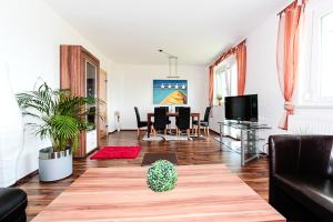 ein Wohnzimmer mit einem Sofa und einem Tisch in der Unterkunft Komfortappartements Schönblick in Sankt Kanzian am Klopeiner See