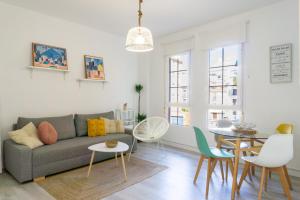 salon z kanapą i stołem w obiekcie MARQUES7HOME w Maladze