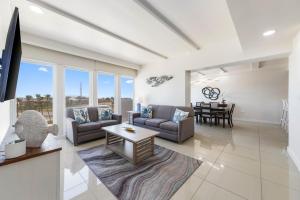 Una sala de estar con dos sofás y una mesa. en Beachfront Luxury Renewed Condo, en South Padre Island
