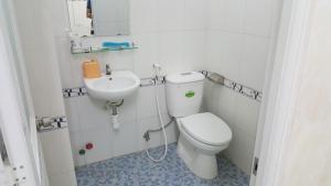 A bathroom at Tai Nguyen Motel