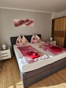 Postel nebo postele na pokoji v ubytování Alpe-Adria Apartments Chanel top12
