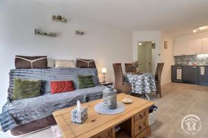 a living room with a bed and a table at Le sens de breizh in Sens-de-Bretagne