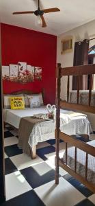 Ένα ή περισσότερα κρεβάτια σε δωμάτιο στο Casa Pouso Aconchego Para Ti - pertinho de Trindade com conforto e churrasqueira