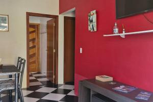 Μια τηλεόραση ή/και κέντρο ψυχαγωγίας στο Casa Pouso Aconchego Para Ti - pertinho de Trindade com conforto e churrasqueira