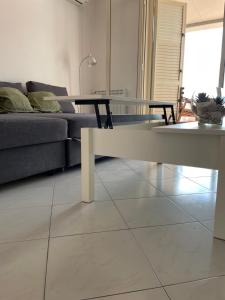 una sala de estar con un sofá y una mesa en Elysium Etna Rooftop, en Fiumefreddo di Sicilia