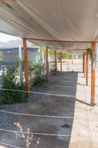 une tente au-dessus d'un champ dans l'établissement Departamentos La Justina, à Cafayate