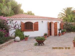 A garden outside Appartamento Caty