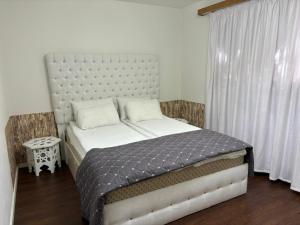 Un dormitorio con una cama grande y una ventana. en 2BDR Apt with See View - Free Parking, en Lucerna 5 fotos más