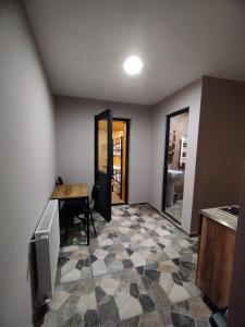 Cette chambre dispose d'une cuisine avec une table et un comptoir. dans l'établissement Kazbek wiev Hostel, à Kazbegi