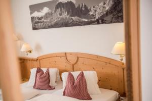 A bed or beds in a room at Hotel Dosses Még 37 kép