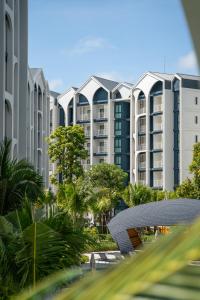 Una vista de un gran edificio de apartamentos con árboles. en Title Halo Time for Jungle 40m2 King Bed Pool, en Nai Yang Beach